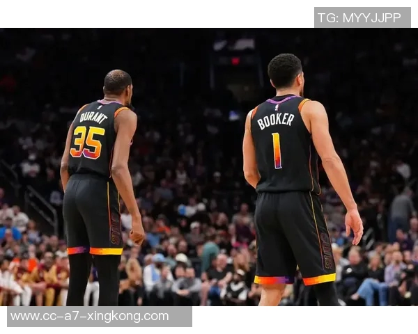 布克表现抢眼半场17分助力球队进攻火力全开次节独得11分展现个人能力