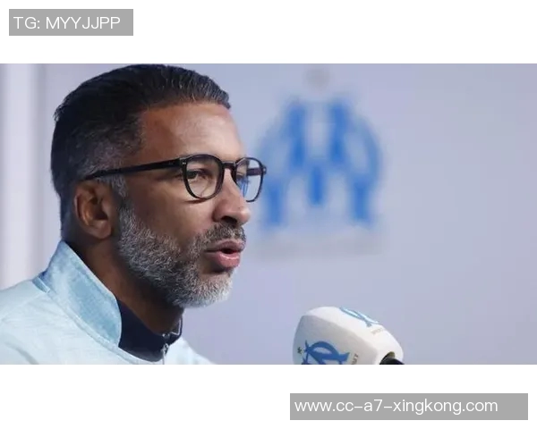 谢尔基现场见证里昂胜利与恩师丰塞卡热情拥抱庆祝 谢尔基现场见证里昂胜利与恩师丰塞卡热情拥抱庆祝