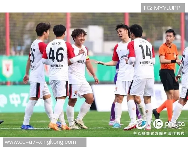 中乙联赛第30轮上海海港富盛经开队与温州俱乐部中胤队战成平局精彩对决